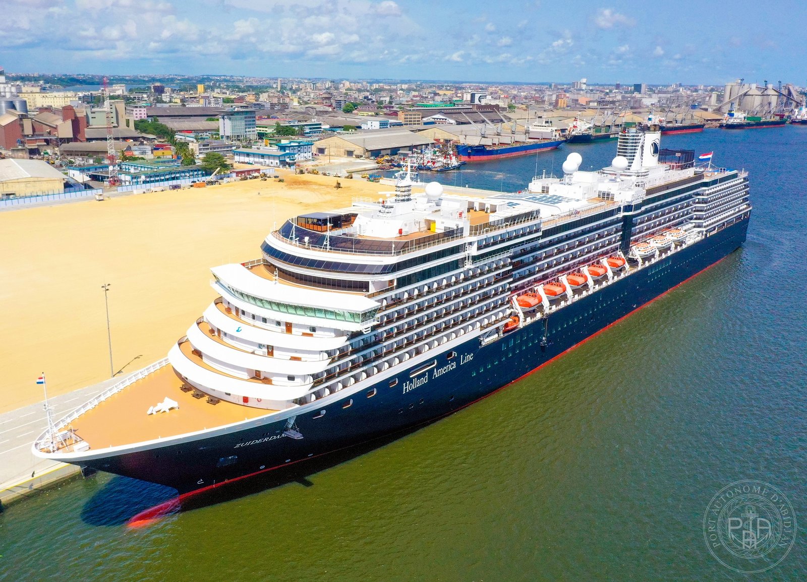 croisi-res-touristiques-trois-navires-font-escale-abidjan-en-moins